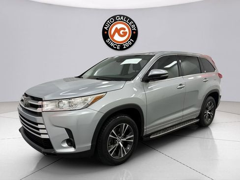 Used 2018 Toyota Highlander LE image 3