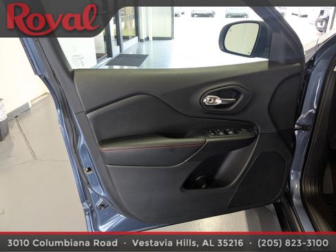 Used 2019 Jeep Cherokee Trailhawk image 16