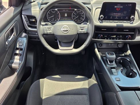 Used 2025 Nissan Rogue SV FWD image 7