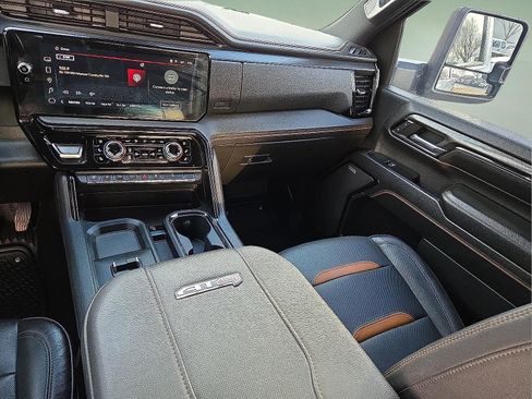 Used 2024 GMC Sierra 2500 AT4 image 12