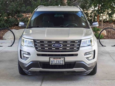 Used 2017 Ford Explorer XLT FWD image 2