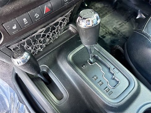 Used 2018 Jeep Wrangler Unlimited Sahara AWD/4WD image 15