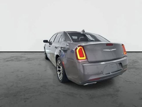 Used 2018 Chrysler 300 S w/ 300S Premium Group RWD image 2