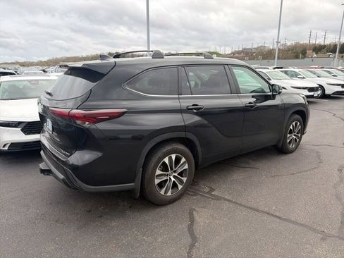 Used 2024 Toyota Highlander XLE AWD/4WD image 2