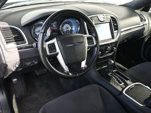 Used 2011 Chrysler 300 image 7