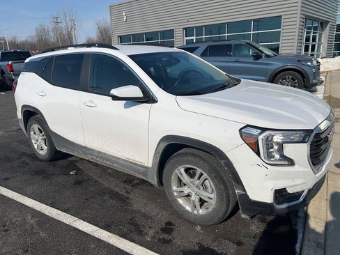 Used 2023 GMC Terrain SLE w/ Driver Convenience Package image 3