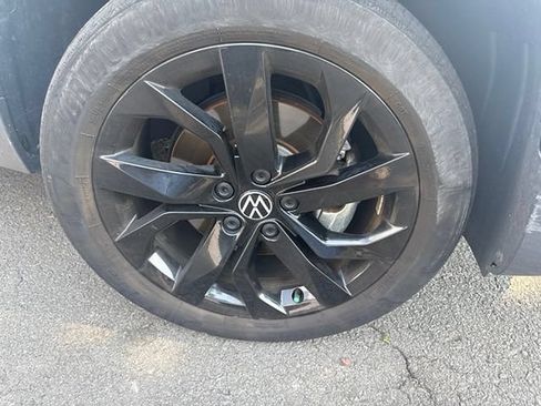 Used 2023 Volkswagen Taos SE w/ Panoramic Sunroof Package AWD/4WD image 8