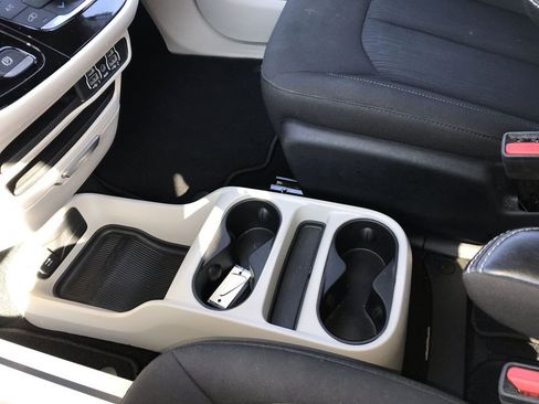 Used 2024 Chrysler Voyager LX image 20