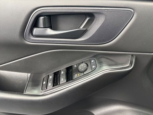 Used 2024 Nissan Rogue S image 29