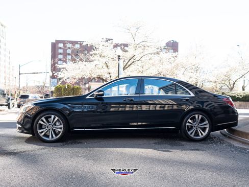 Used 2019 Mercedes-Benz S 560 Sedan w/ Premium Package image 4