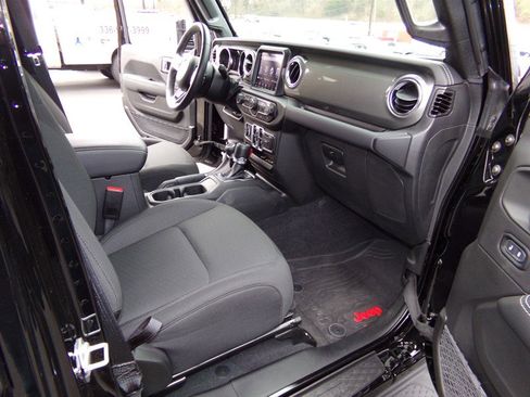 Used 2023 Jeep Gladiator Overland w/ Cold Weather Group image 39