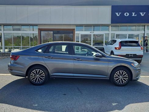 Used 2019 Volkswagen Jetta SE w/ Cold Weather Package image 6