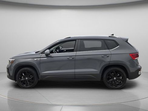 Used 2023 Volkswagen Taos SE w/ Black Wheel Package FWD image 4