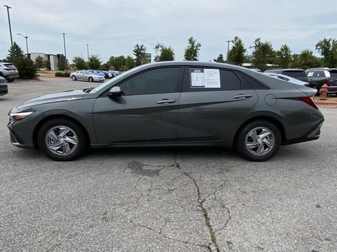 Certified 2025 Hyundai Elantra SE FWD image 4