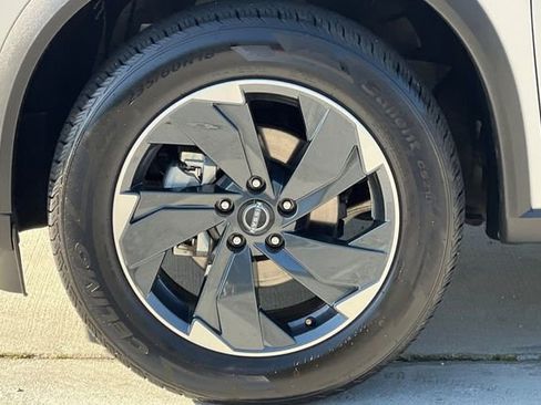 Used 2024 Nissan Rogue SV AWD/4WD image 32
