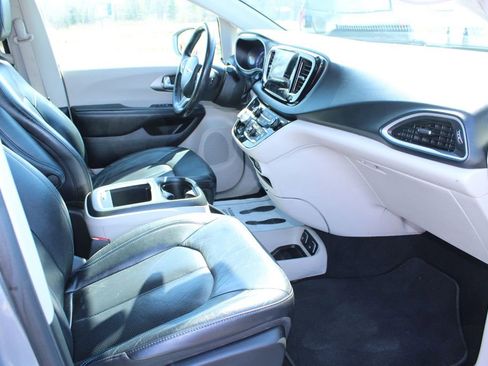 Used 2021 Chrysler Pacifica Touring-L FWD image 31