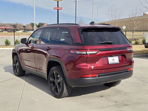 Used 2025 Jeep Grand Cherokee Limited w/ Black Appearance Package image 4