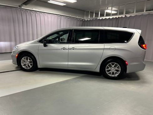 Used 2026 Chrysler Pacifica Select image 4