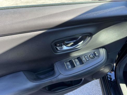 Used 2023 Honda HR-V LX image 16