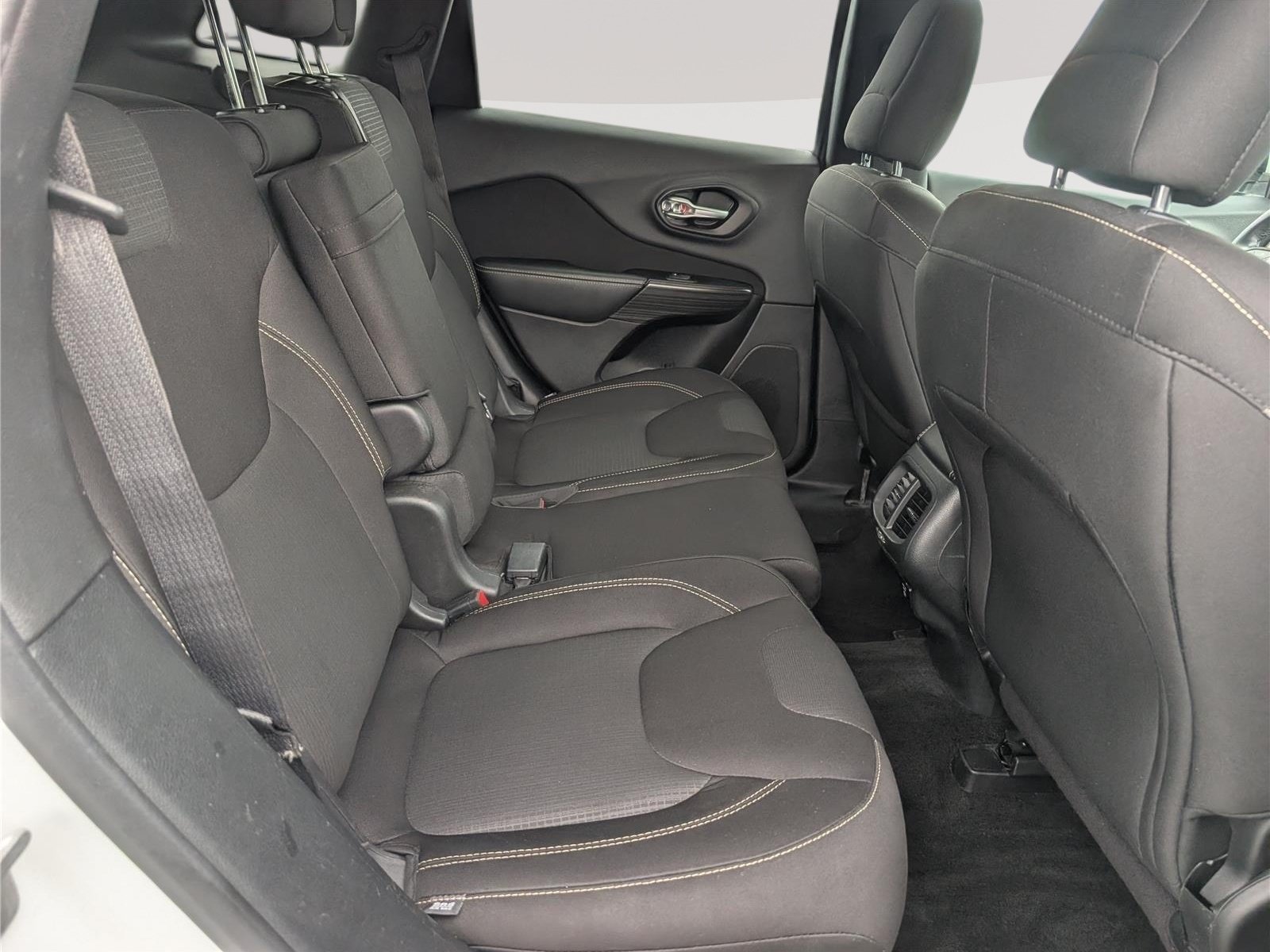 Used 2015 Jeep Cherokee Latitude FWD image 12
