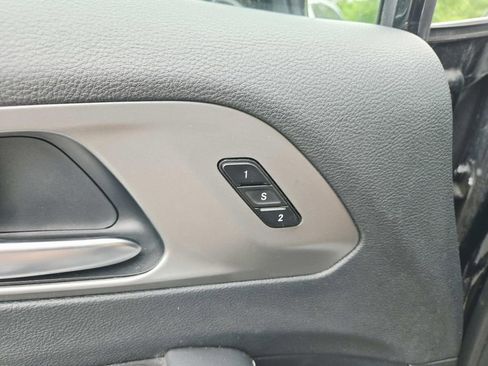 Used 2025 Chrysler Pacifica Select FWD image 36