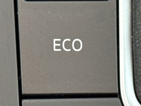 Certified 2025 Volkswagen Jetta SE w/ Sunroof Package image 37