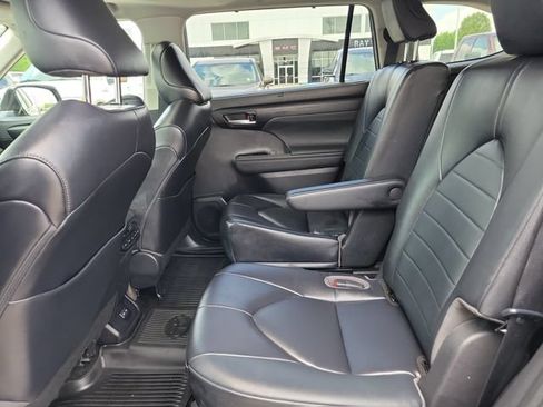 Used 2023 Toyota Highlander XLE AWD/4WD image 11
