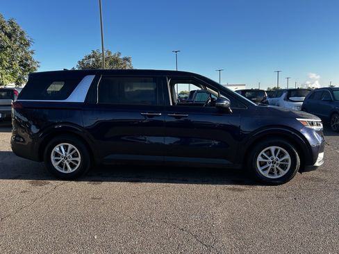 Used 2024 Kia Carnival LX image 5