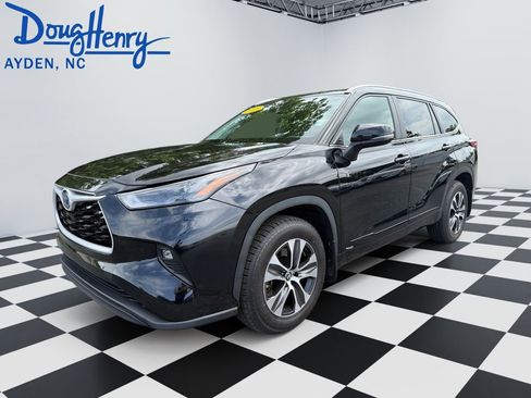 Used 2023 Toyota Highlander XLE AWD/4WD image 1