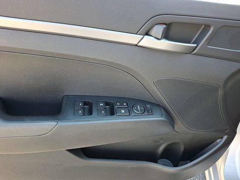 Used 2018 Hyundai Elantra SE FWD image 12
