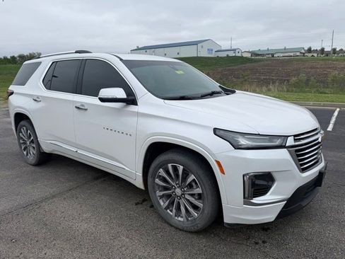 Used 2023 Chevrolet Traverse Premier AWD/4WD image 3