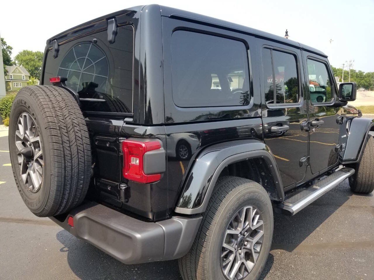 Used 2024 Jeep Wrangler Unlimited Sahara AWD/4WD image 8