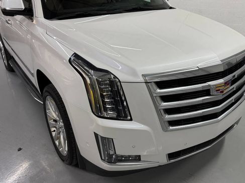 Used 2020 Cadillac Escalade Luxury image 3