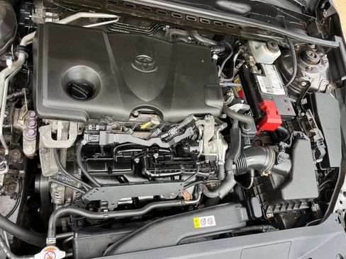 Used 2019 Toyota Camry SE image 3