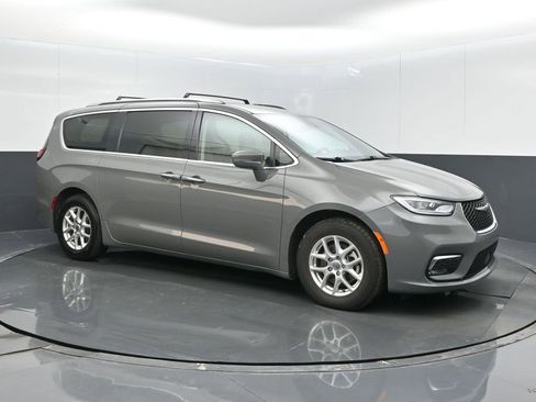 Used 2021 Chrysler Pacifica Touring-L image 28
