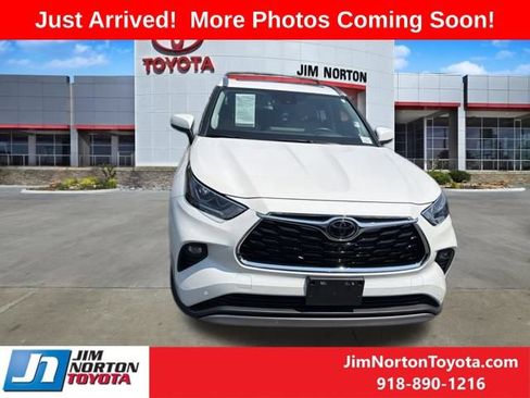 Used 2021 Toyota Highlander Platinum AWD/4WD image 2