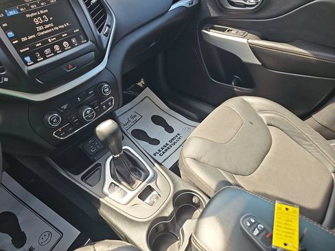 Used 2018 Jeep Cherokee Latitude Plus w/ Comfort/Convenience Group FWD image 24