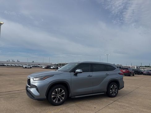 Used 2021 Toyota Highlander XLE FWD image 11
