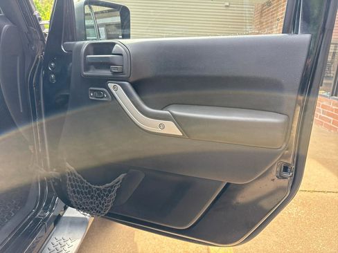 Used 2013 Jeep Wrangler Unlimited Sahara AWD/4WD image 28