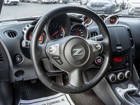 Used 2017 Nissan 370Z Coupe RWD image 9