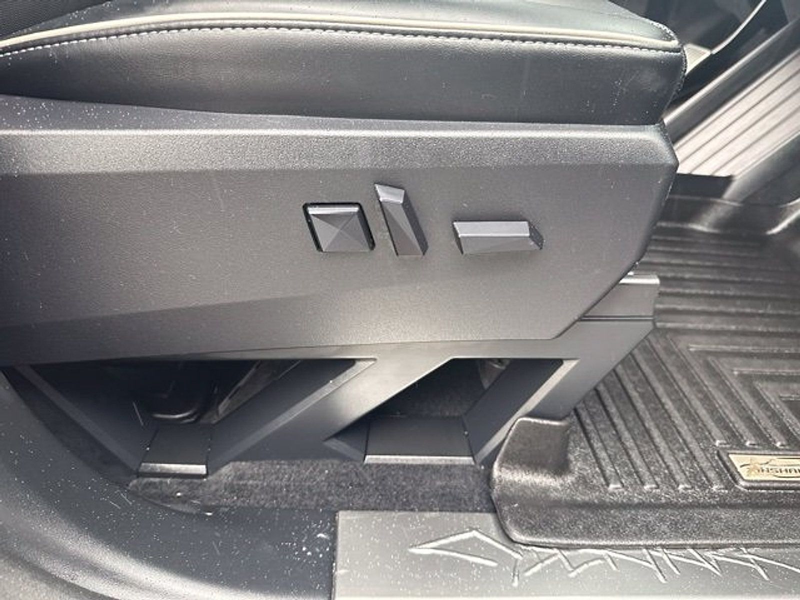 Used 2025 Tesla Cybertruck AWD Crew Cab image 22