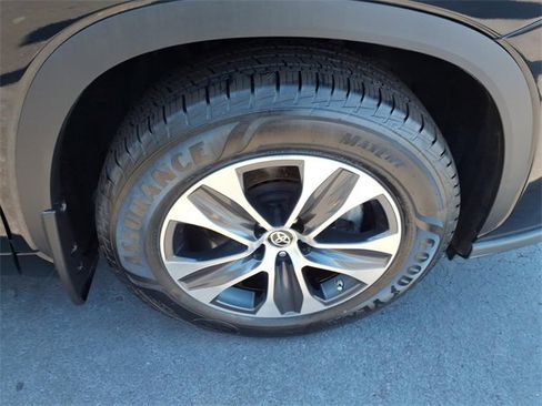 Used 2023 Toyota Highlander XLE image 4