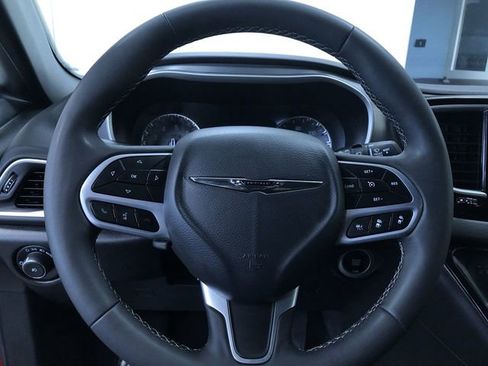 Used 2025 Chrysler Pacifica Select FWD image 26