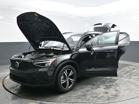 Used 2024 Volvo XC40 B5 Core image 40