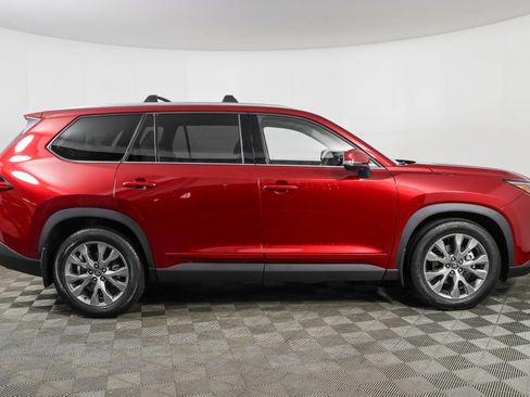 Used 2024 Toyota Grand Highlander AWD image 16