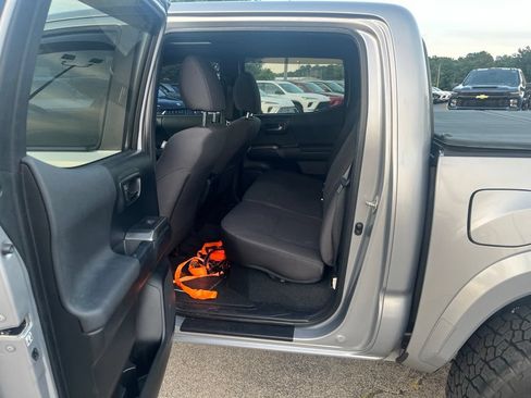 Used 2016 Toyota Tacoma TRD Sport w/ Premium & Technology Package AWD/4WD image 11