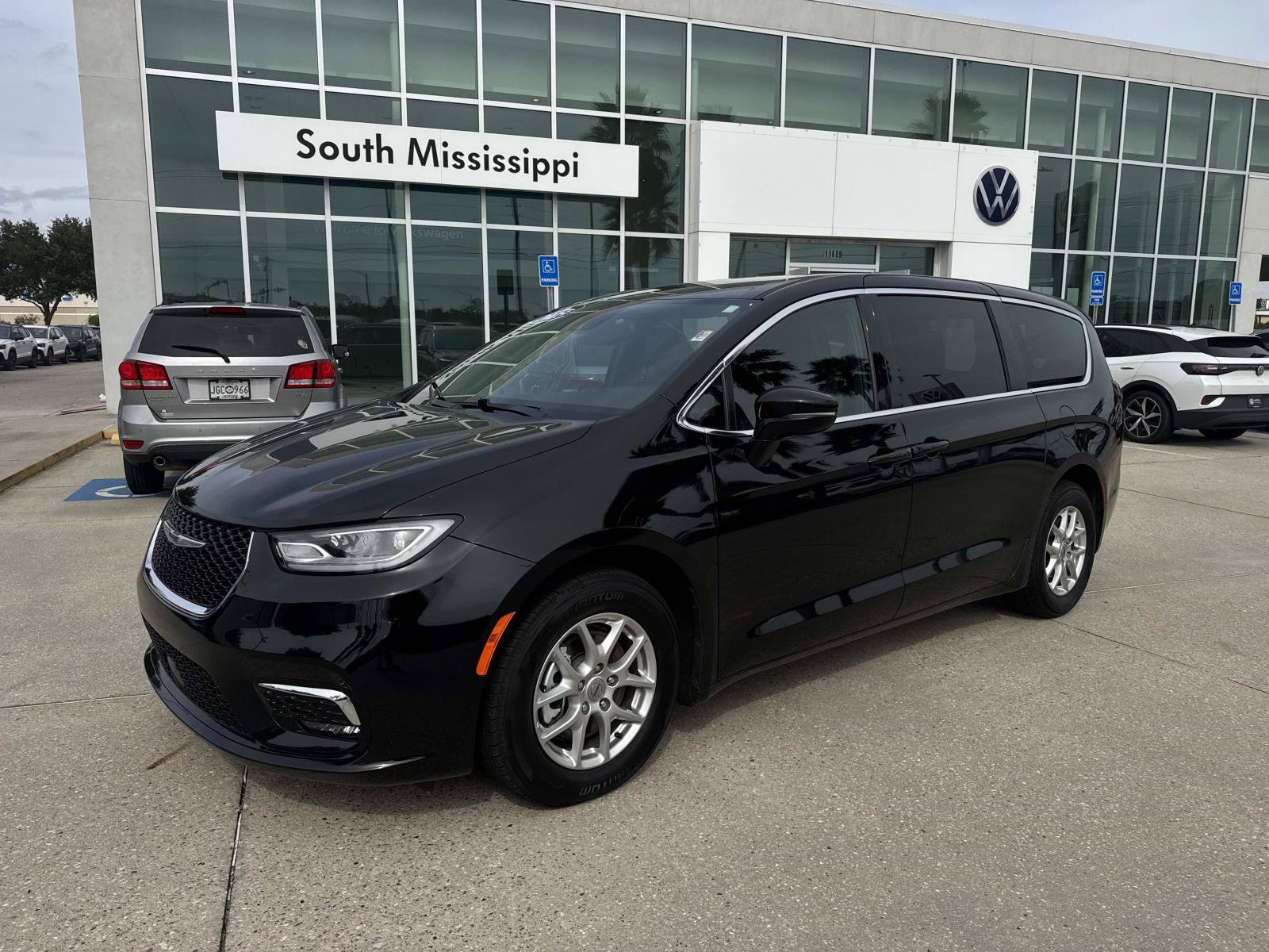 Used 2025 Chrysler Pacifica Select FWD image 1
