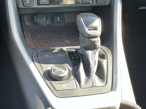 Used 2020 Toyota RAV4 Limited image 24