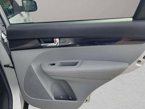 Used 2013 Kia Sorento LX image 25