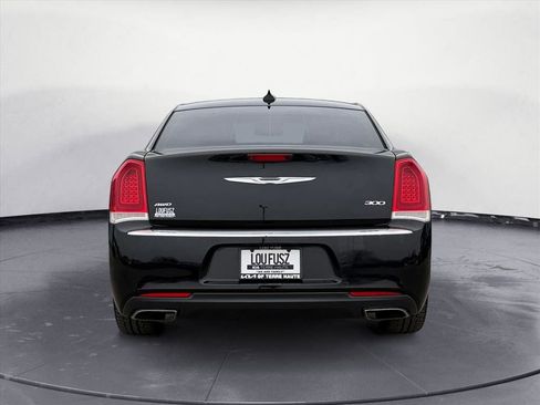 Used 2017 Chrysler 300 Limited image 5